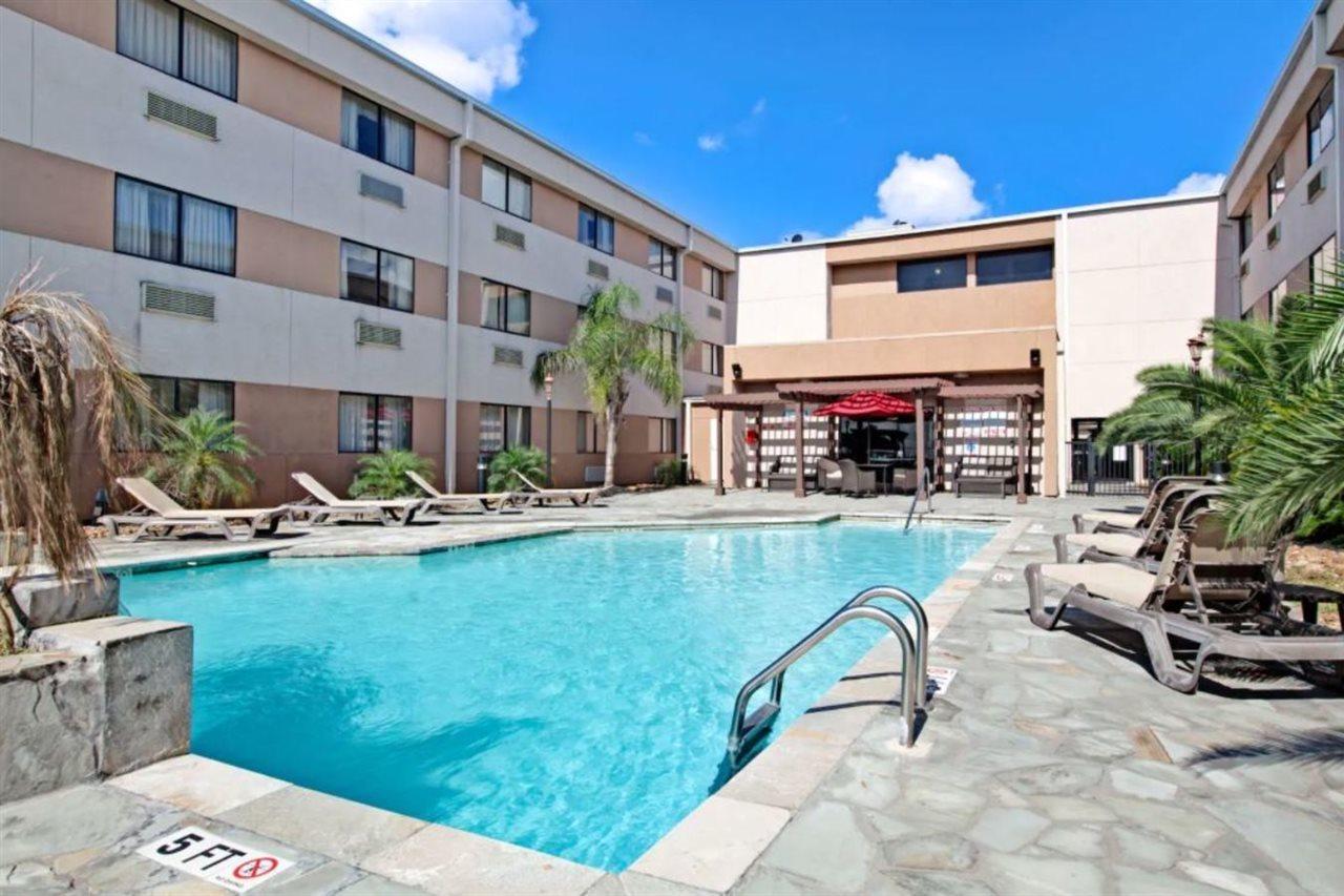 Ramada By Wyndham Houston Intercontinental Airport South Hotel Exterior photo