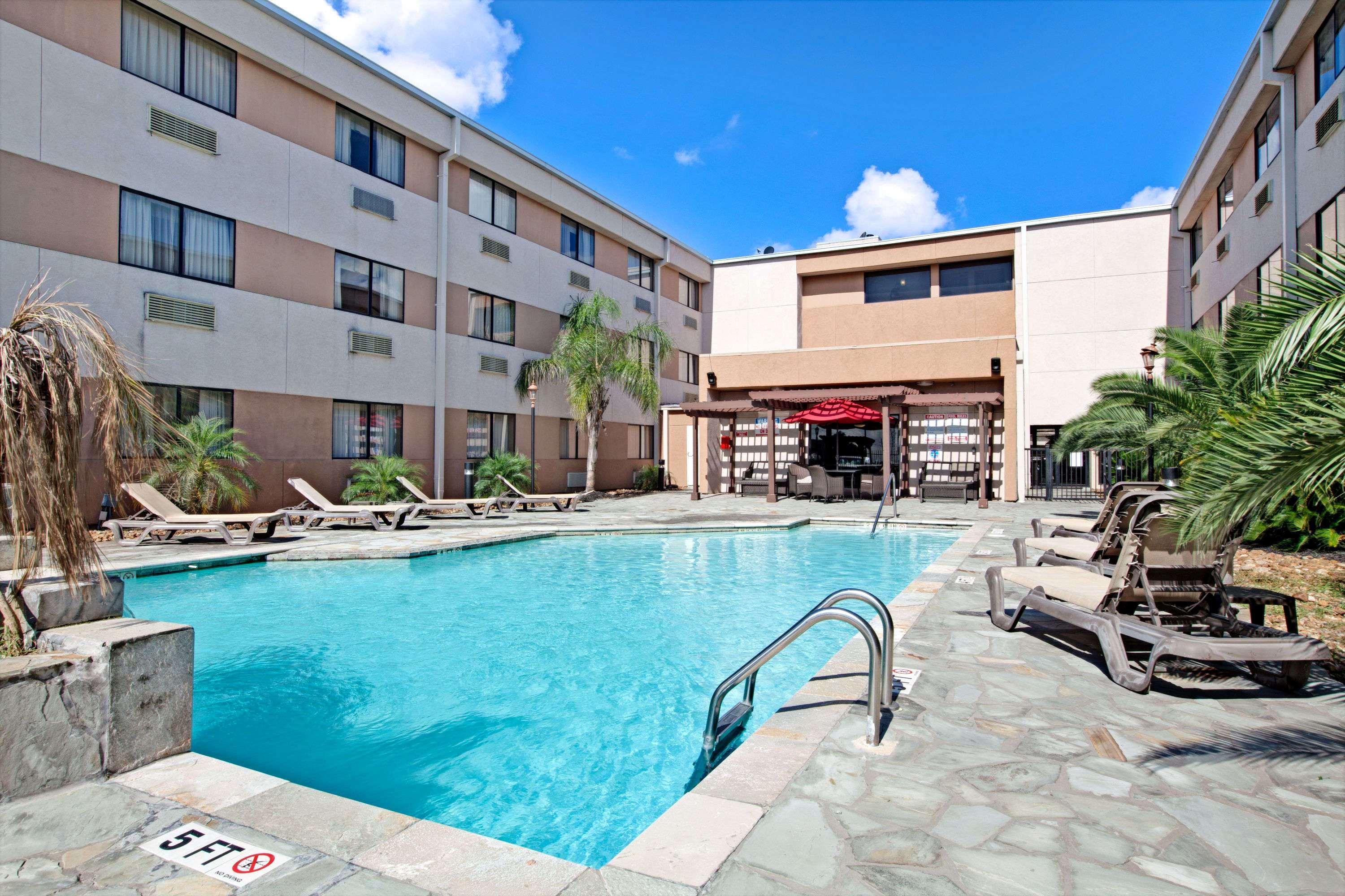 Ramada By Wyndham Houston Intercontinental Airport South Hotel Exterior photo