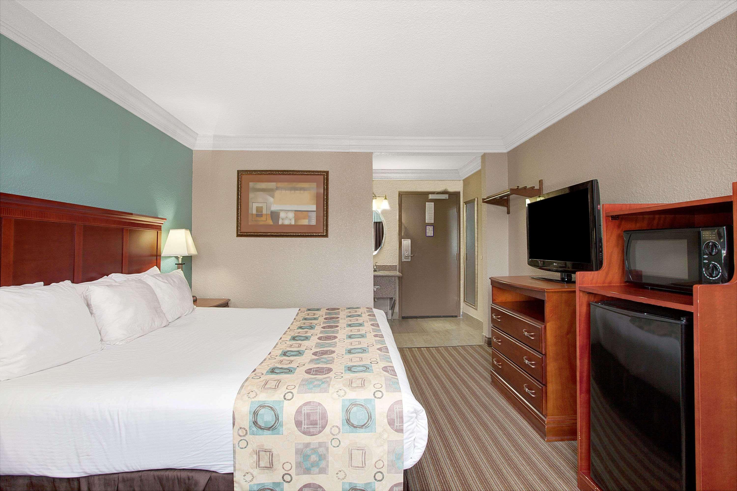 Ramada By Wyndham Houston Intercontinental Airport South Hotel Exterior photo